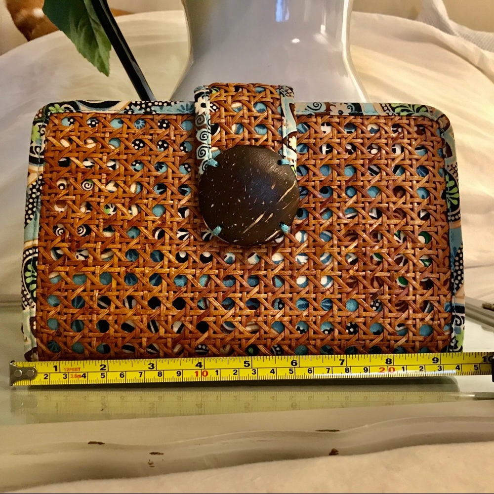 💙🌼💚EUC- Vera Bradley Rattan Floral Clutch